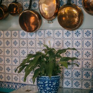 Cache-Pot en Terre Cuite Émaillée – Bleu de Cobalt et Blanc Traditionnel